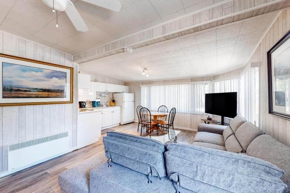 Wasaga Beach House | Dockhouse at Evergreen Resort in Wasaga Beach