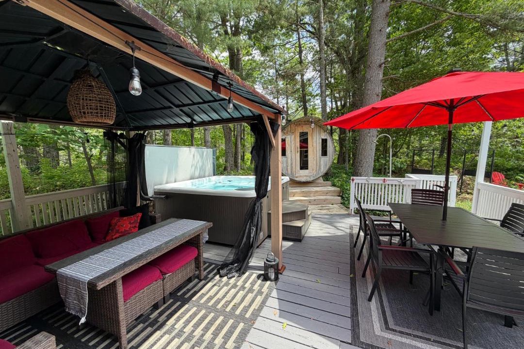 Gravenhurst House | Lakefront Escape Hot Tub & Sauna Retreat