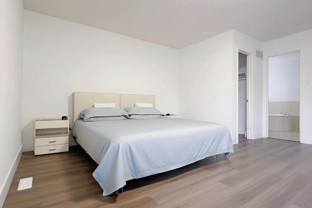 East Credit House | Modern Oasis Mississauga - Near Airport