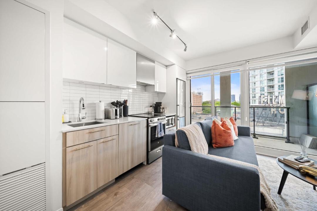 Garden District Apartment | TO City Living Downtown Retreat Perfect Getaway