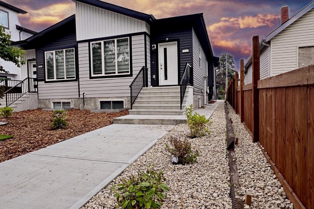 North Central Edmonton House | Downtown 3 Queen Beds AC Double Garage Disney