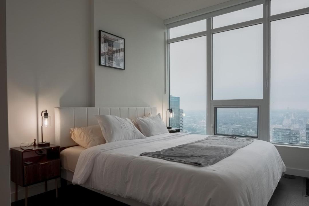CityPlace Apartment | Rax Town - 2 Story Loft Condo with Skyline View beside CN tower and the Rogers Center