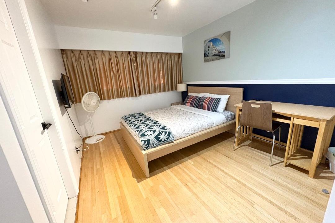 Oakridge House | Oakridge Garden Retreat - Free Parking - 6-min walk to Skytrain