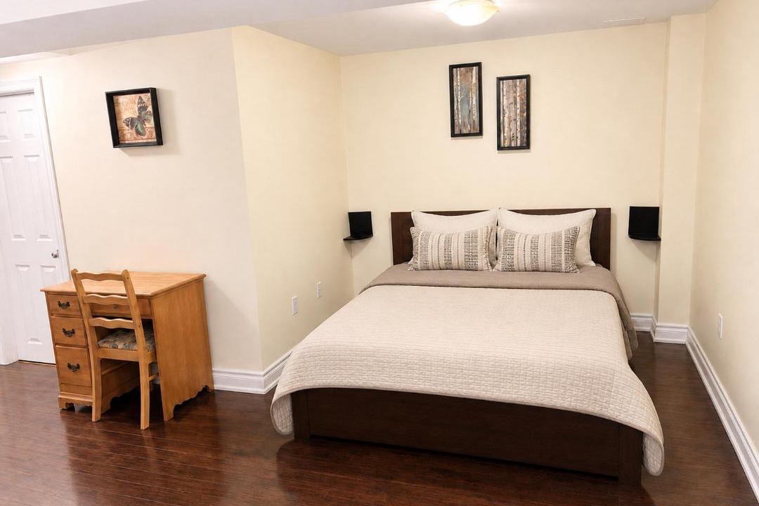Meadowvale Village House | Spacious Affordable Private Suite & Ensuite Bath & Free Parking Near Toronto Pearson Airport