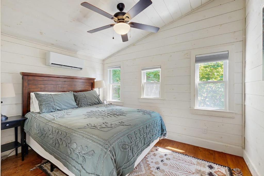 Boothbay Harbor House | Beautifully updated cabin near town & Barrett