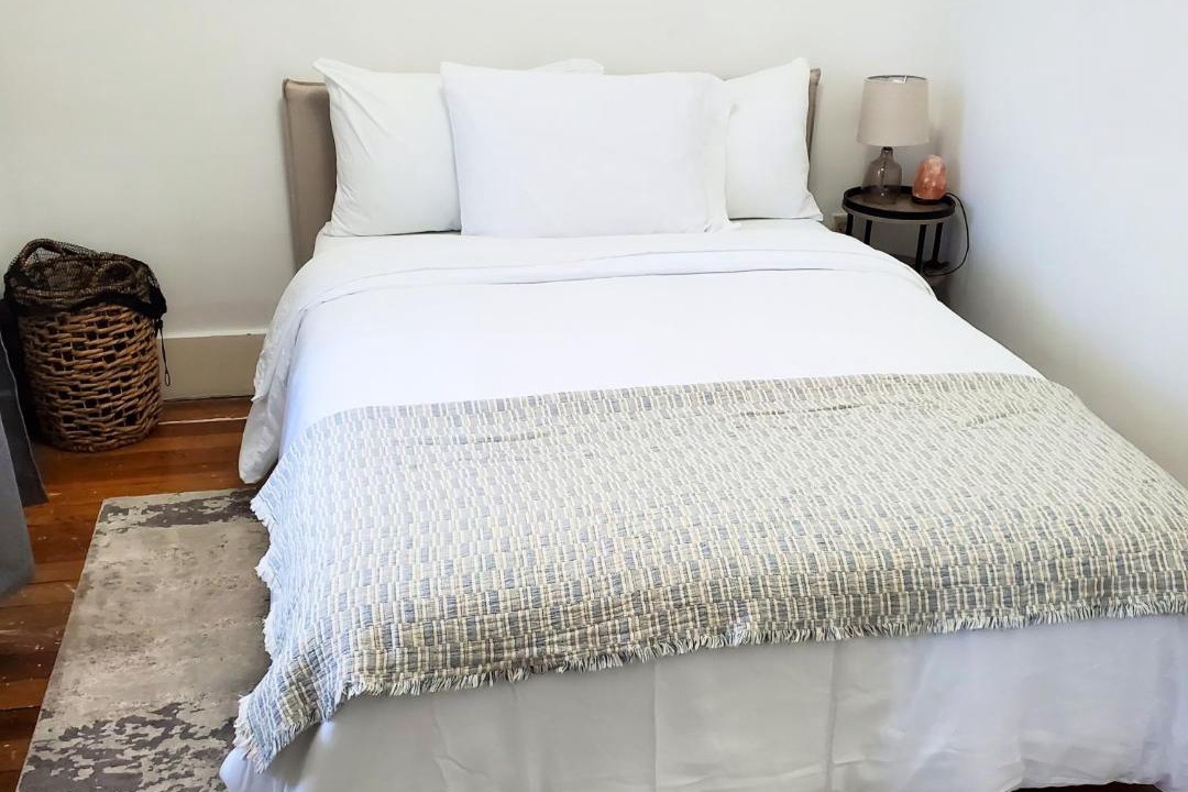 Walkerville Apartment | Private 2BR Main Floor Suite Near Border, Casino & UWwin Hospital