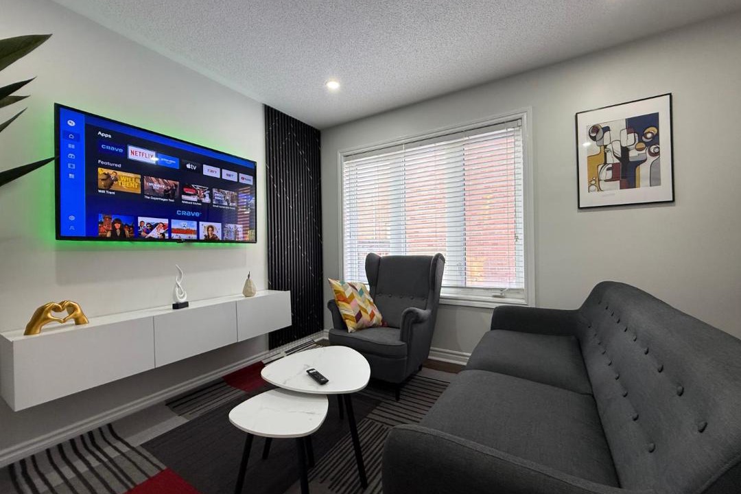 Brampton Apartment | Cozy Private Two-Level Suite In Brampton With Separate Entrance And Living Area on Main Floor
