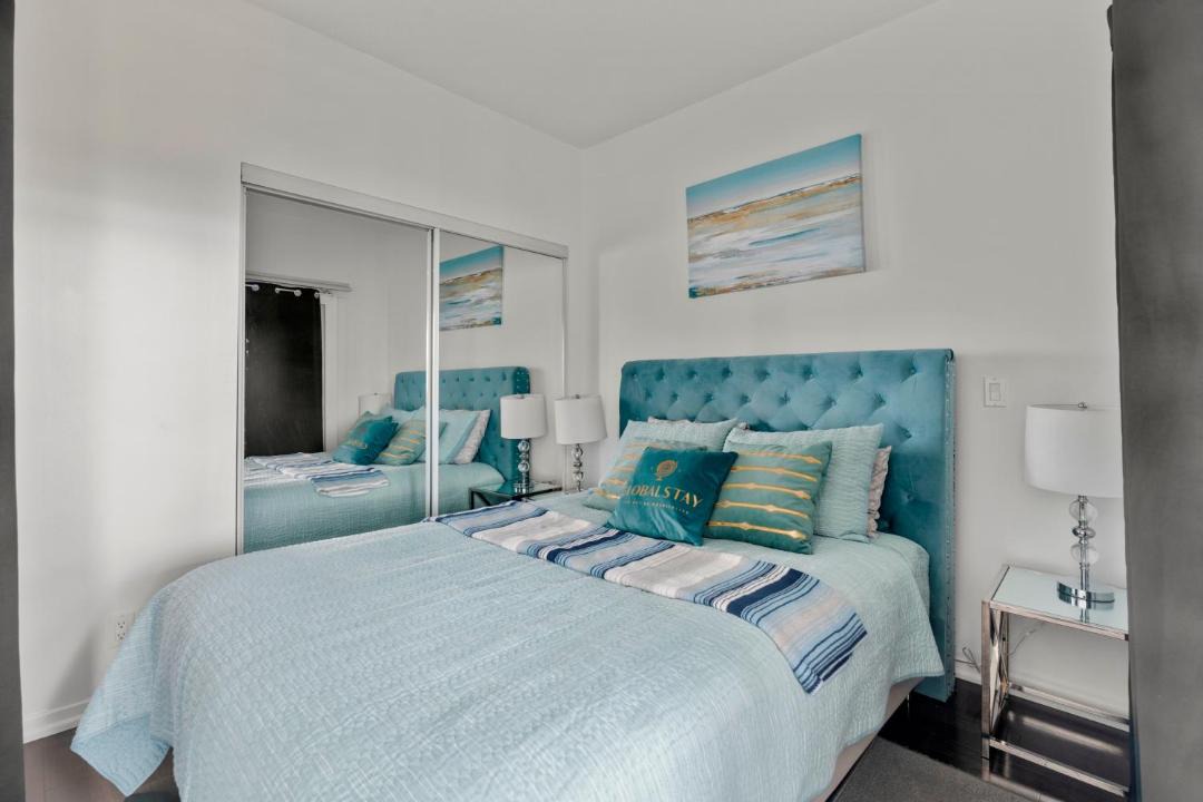 Bay Cloverhill Apartment | 2 Bedroom & Den Condo Lake Ontario View Downtown Toronto