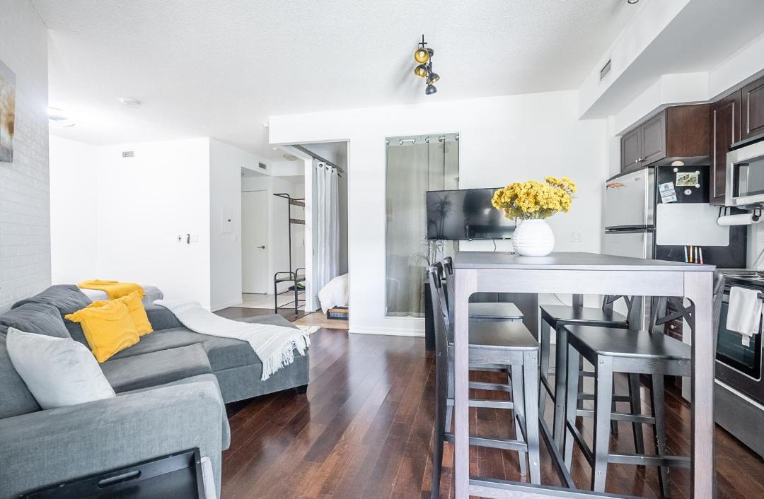 Fort York Apartment | 1 Bedroom plus Den Condo Garden View Fort York Downtown Toronto