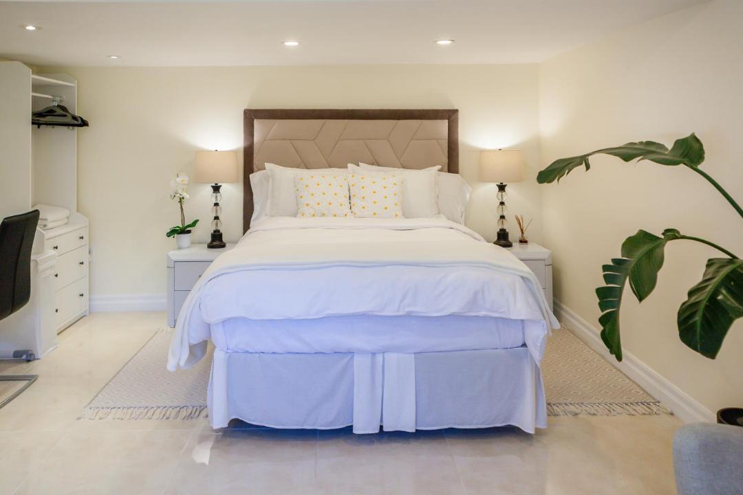 Hamilton House | Nature Oasis BarMar 2BR Suite in Dundas close to Webster Falls