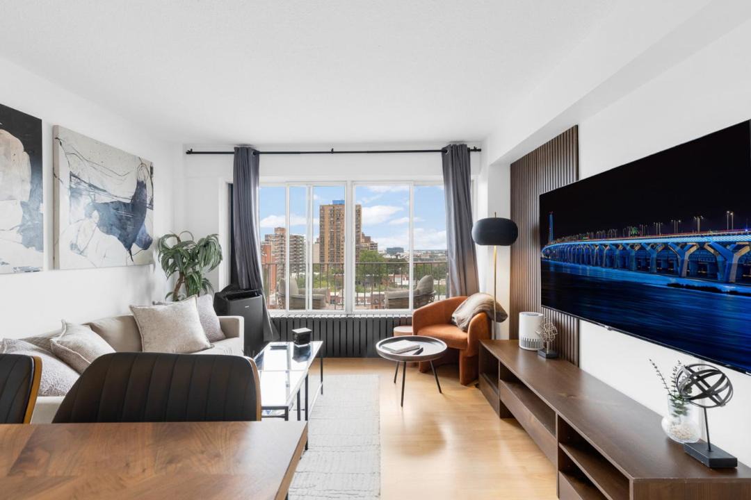 Milton Park Apartment | Downtown Montreal Horizon Suite With Parking