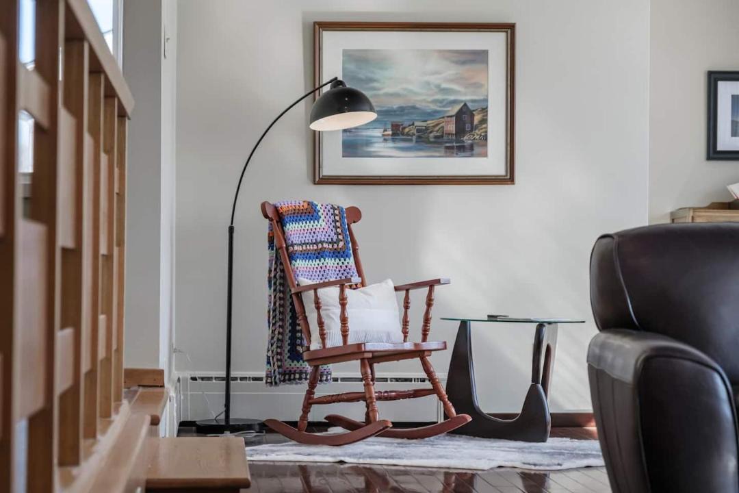 Waterford Valley House | 3 Bed 2 Bath Retro-Chic w Bright Modern Comforts