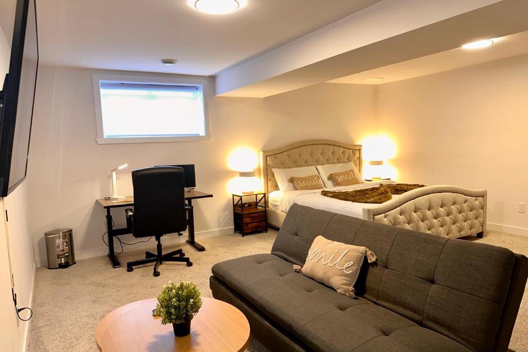 Clarence-Rockland House | Cozy and Spacious Suite in a Pet and Smoke free Home - Self checkin Anytime - Private Ensuit Bath - King Bed - Ultra Fast Wifi - Free Parking - Smart TV
