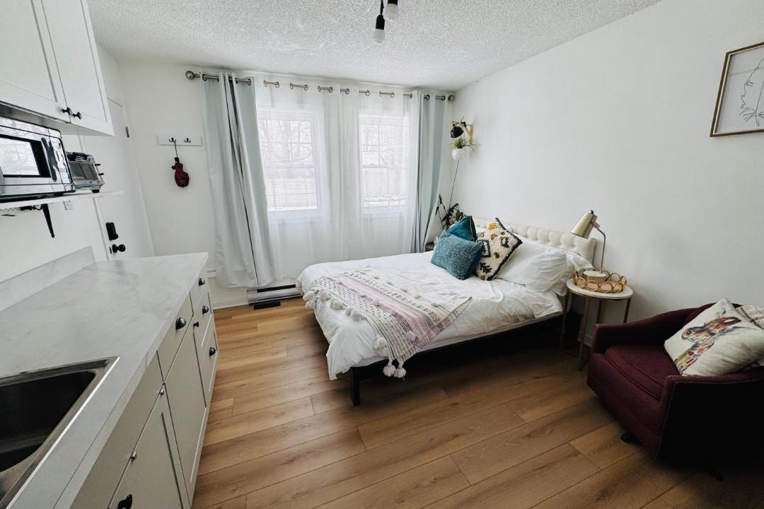 Carleton Place Apartment | NookSide Nest Studio Queen Parking Kitchenette