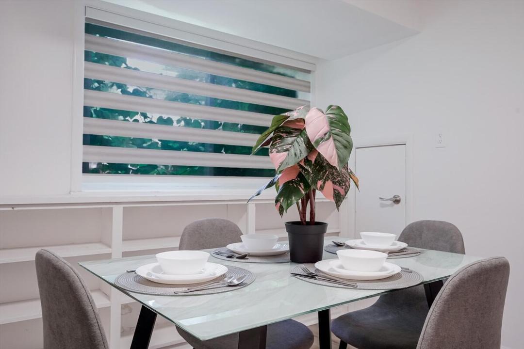 Clarkson-Lorne Park House | 2 Bed 2 Bath Bunglow in Mississauga Yyz PortCredit