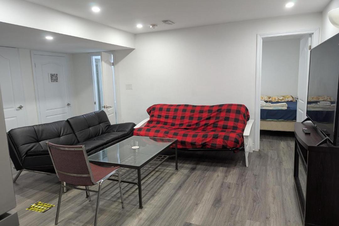 Grand River South House | Basement two Queen beds and one single with two full washrooms by YKF airport