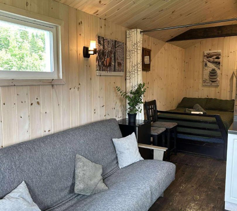 Notre-Dame-Auxiliatrice-de-Buckland House | Chalet le Coyote Lac, Micro Ferme, Sentier Du Domaine, Vue Sur Les Monts, Idéal 2 4 Personnes