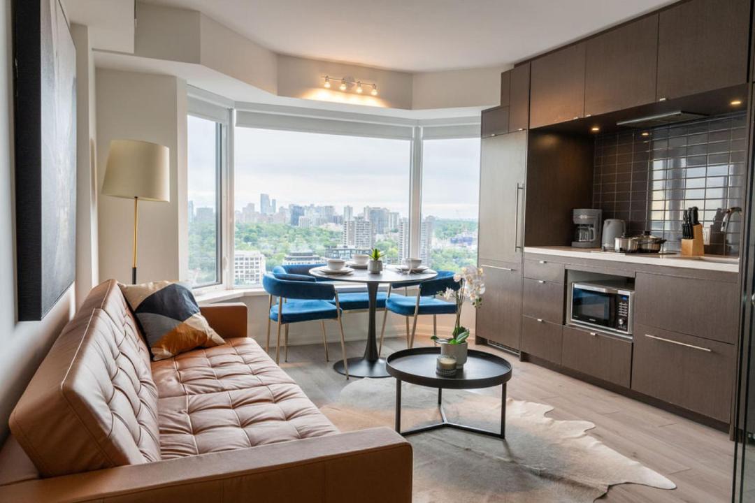 Bloor-Yorkville House | Chic 1BR plus Den Condo Near ROM and CN Tower