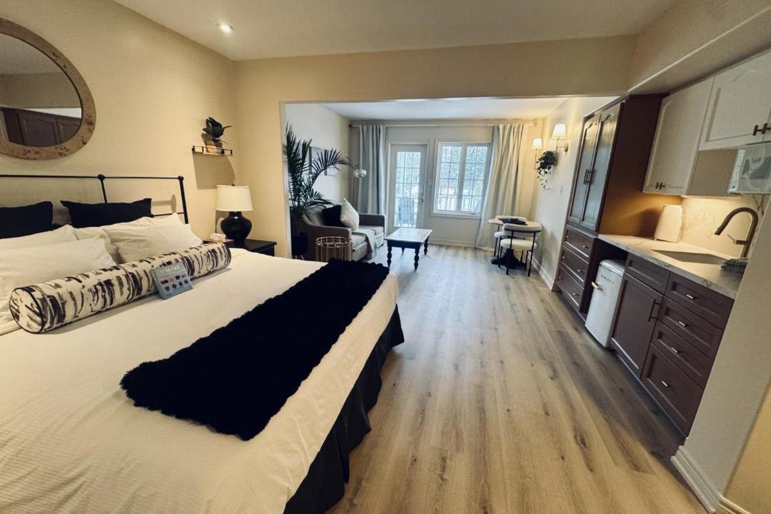 Oro-Medonte House | Newly Renovated Ski-In Ski-Out 1-Bedroom Condo with Pool, Gym, Sauna by Horseshoe Valley