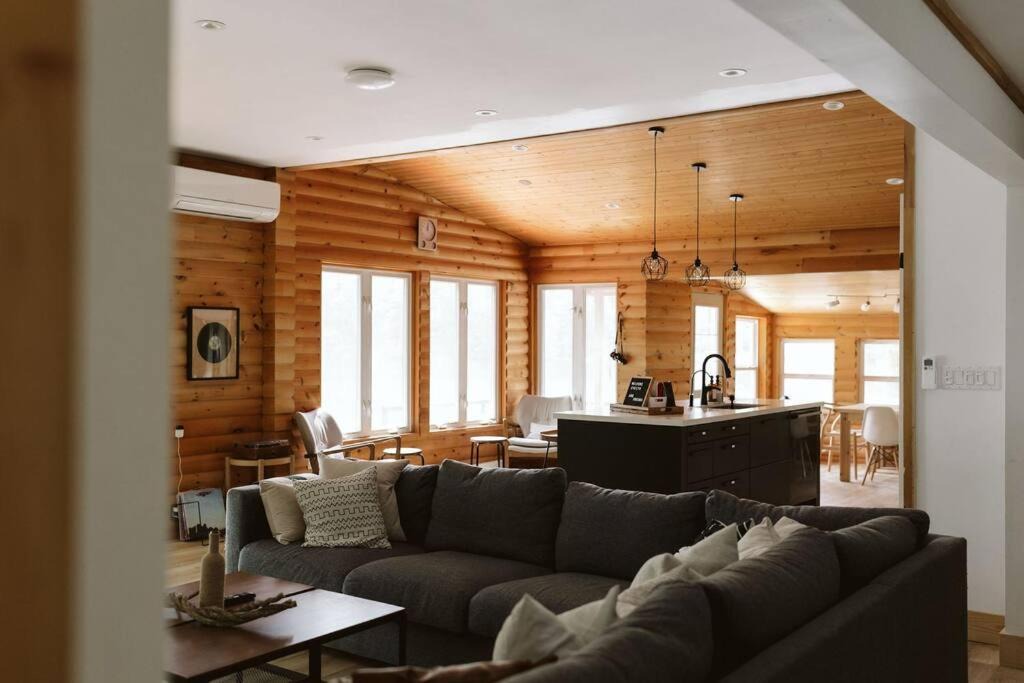 Irondale Ski Chalet | Waterfront private cottage on Koshlong Lake