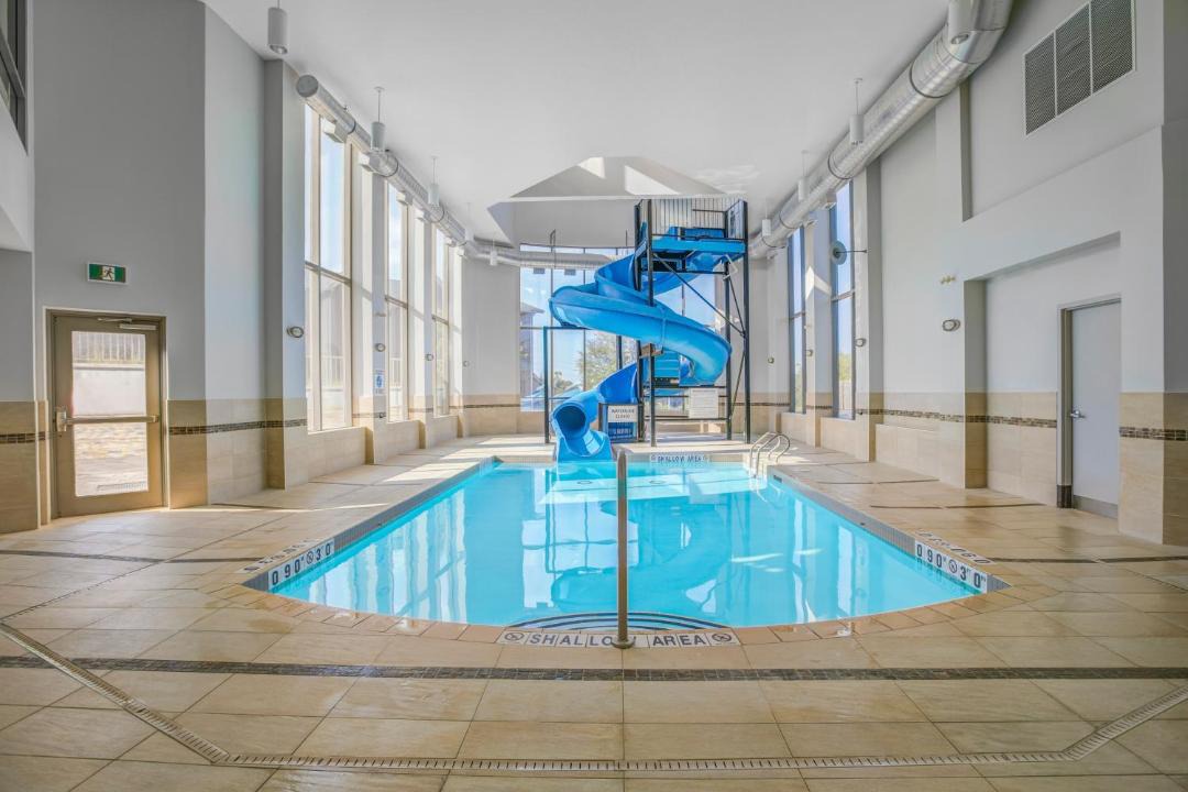 Woodstock Hotel | Holiday Inn Express & Suites - Woodstock, ON CANADA