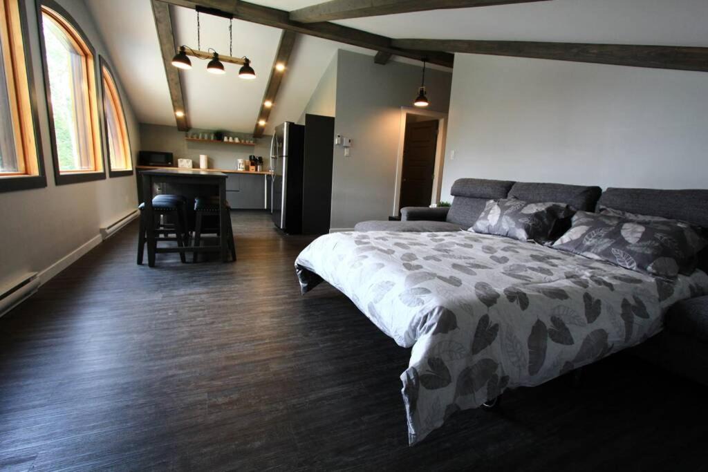 Val-des-Monts Apartment | Le Nid doré sur le lac (Golden Nest on the lake)