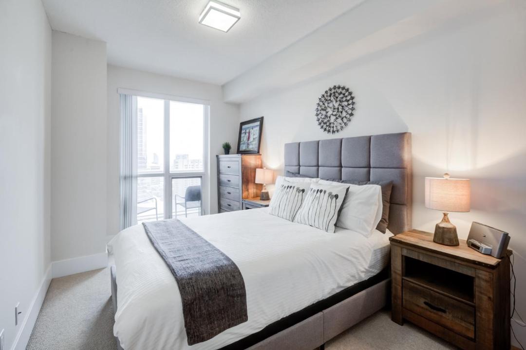 Toronto Entertainment District Apartment | Chol Furnished Suites 2 Bedrooms Downtown Toronto Million Dollar CN Tower View MTCC Rogers Centre Blue Jays TIFF Free Parking