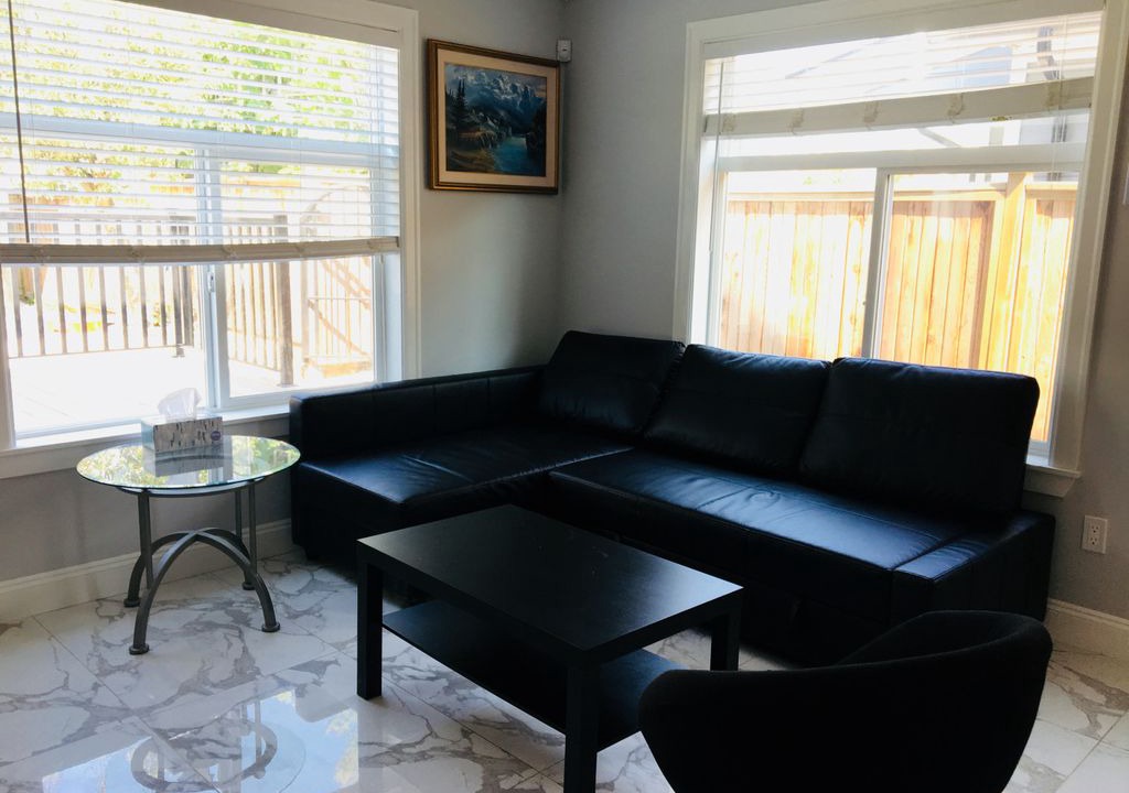 Photo of Livingroom in Renfrew-Collingwood