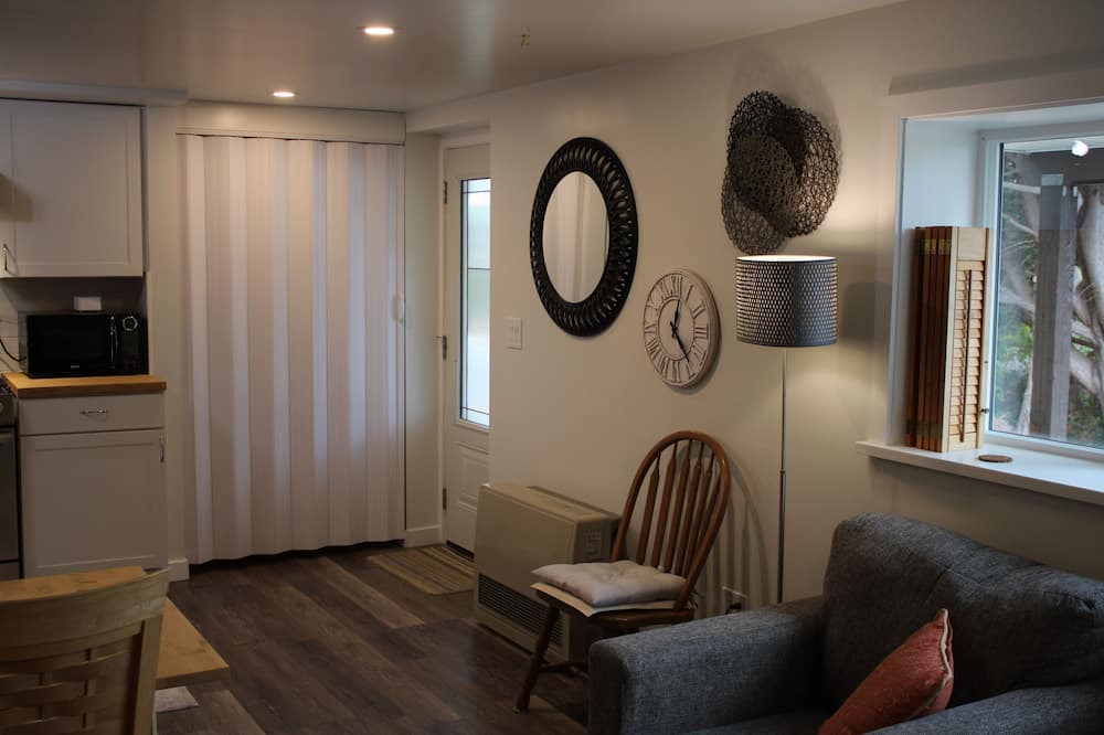 Photo of Livingroom in Saanich West