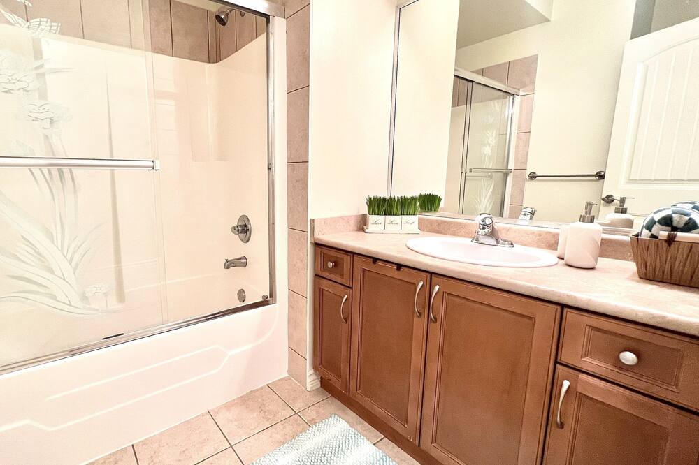 Photo of Bathroom in Upper Ten Oaks