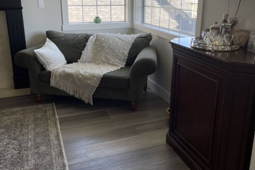 Photo of Livingroom in Saanich West