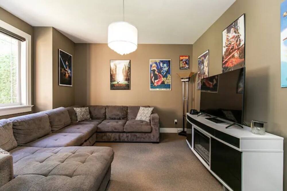 Photo of Livingroom in Colwood