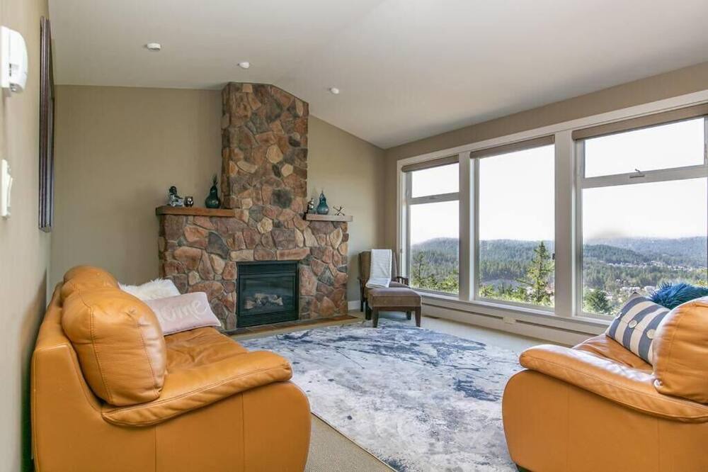 Photo of Livingroom in Colwood