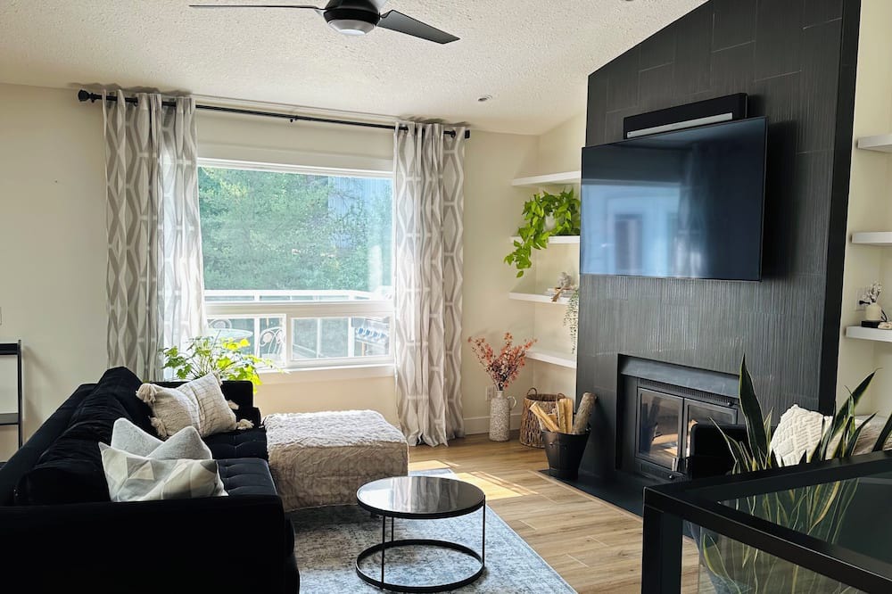 Photo of Livingroom in Division No. 11