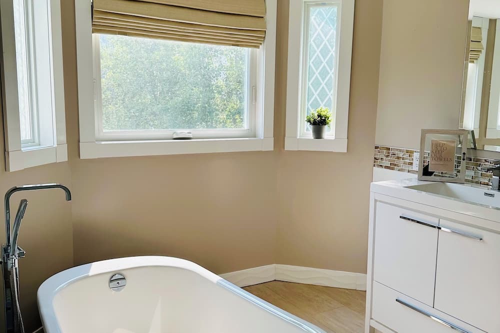 Photo of Bathroom in Division No. 11