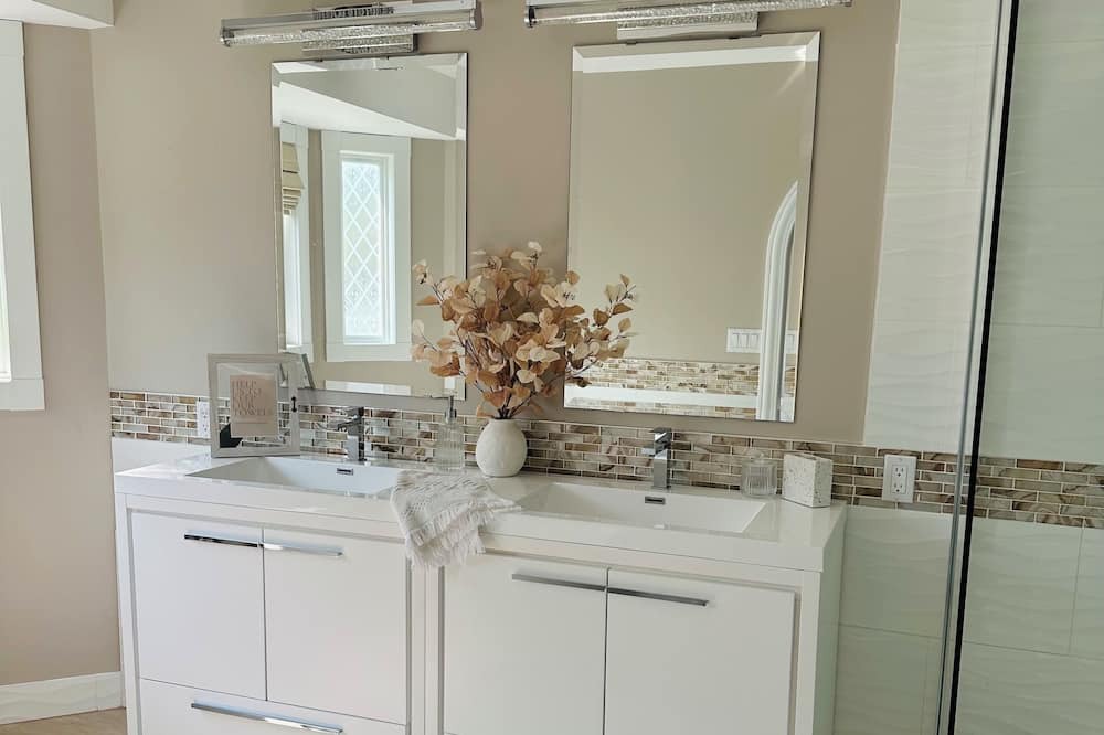 Photo of Bathroom in Division No. 11