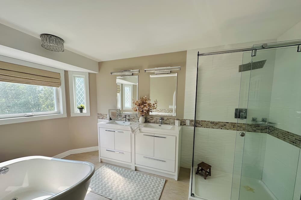 Photo of Bathroom in Division No. 11