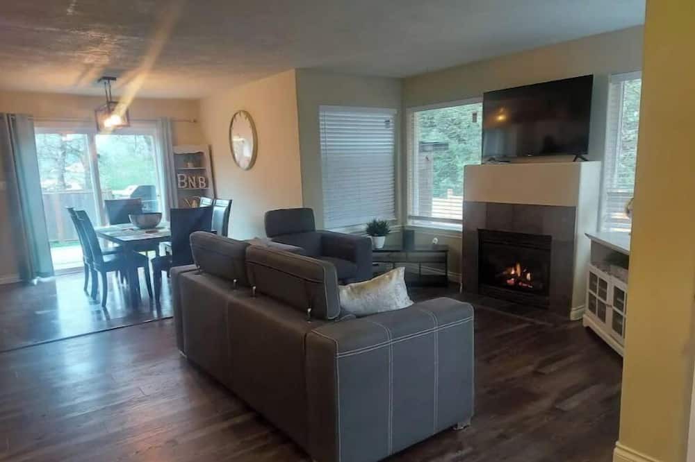 Photo of Livingroom in North Cowichan