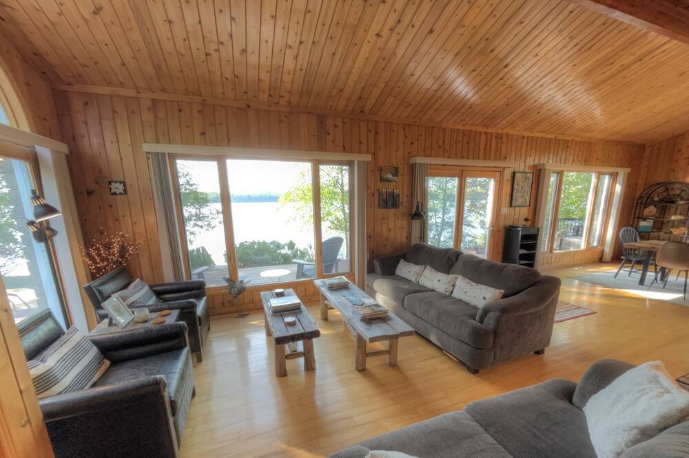 Photo of Livingroom in Rideau Lakes