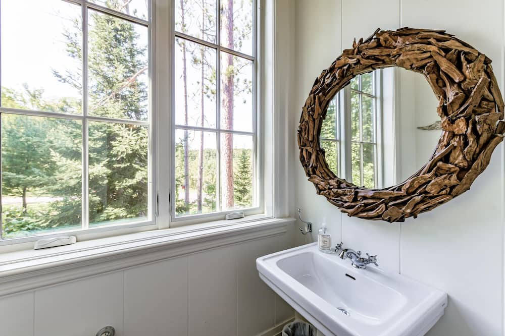 Photo of Bedroom in Muskoka Lakes