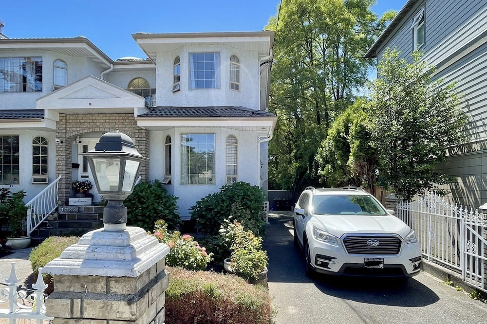 Photo of Outdoor in Renfrew-Collingwood