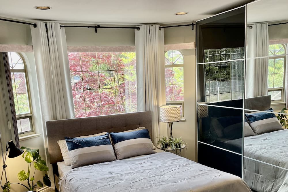 Photo of Bedroom in Renfrew-Collingwood