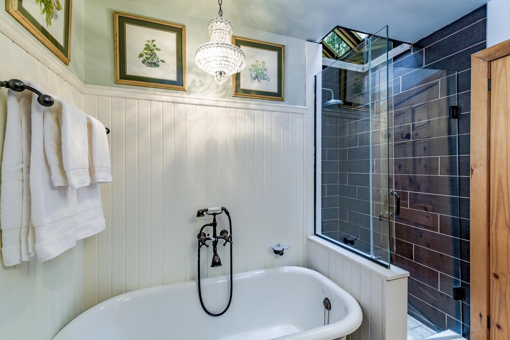 Photo of Bathroom in Port Carling