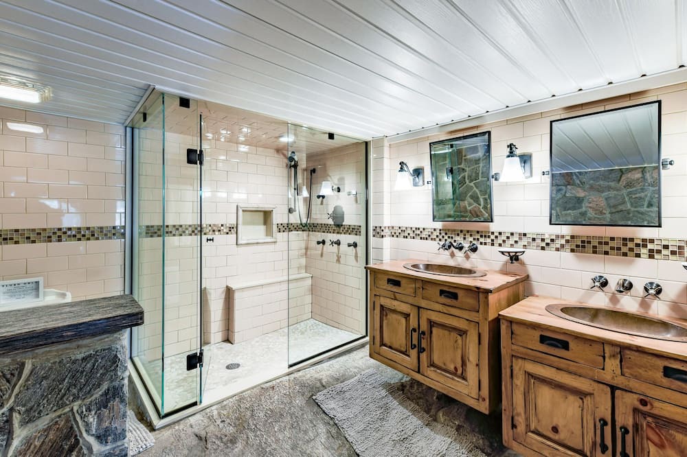 Photo of Bathroom in Port Carling