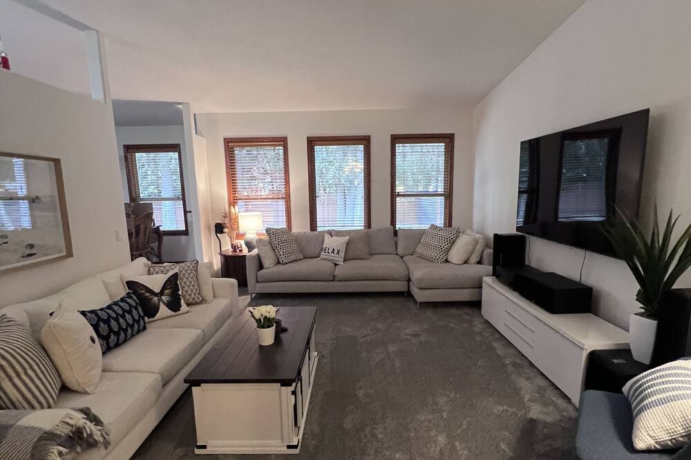 Photo of Livingroom in Sicamous