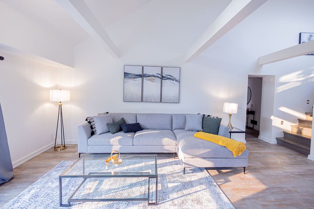 Photo of Livingroom in Downtown