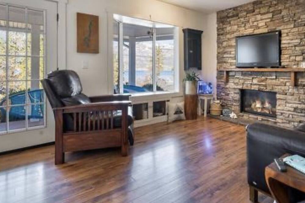 Photo of Livingroom in Okanagan Centre