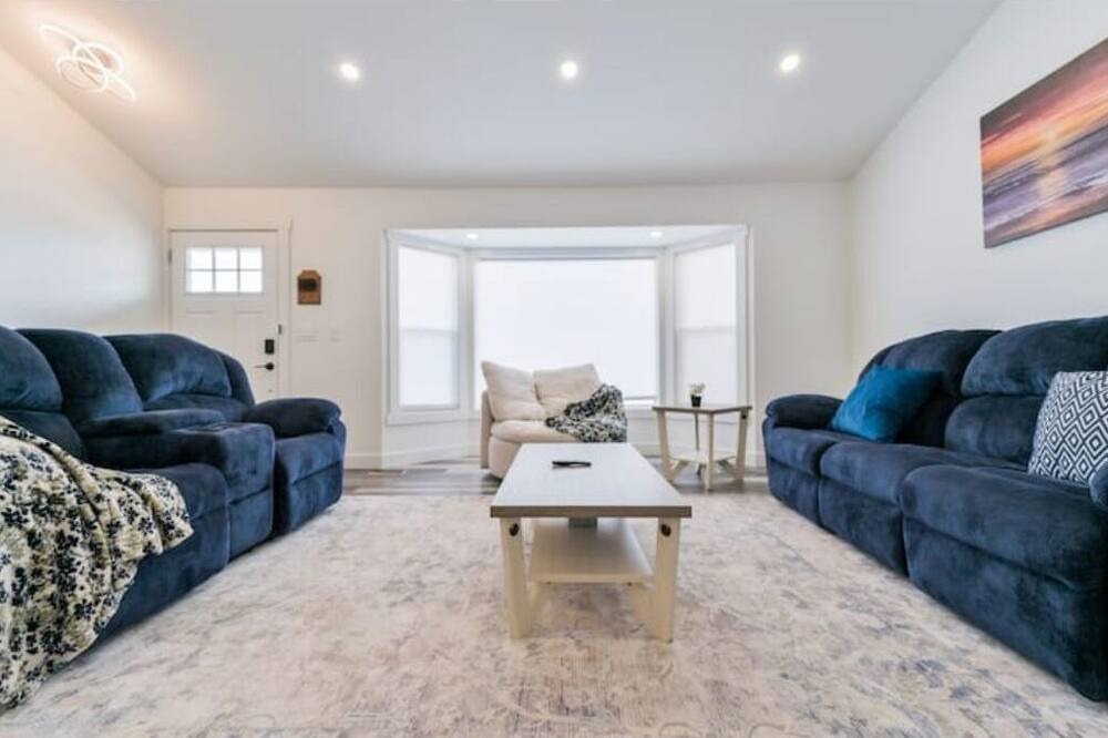 Photo of Livingroom in Shaganappi