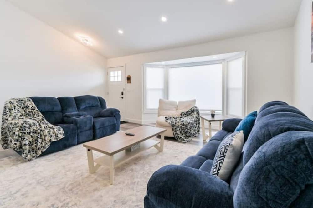 Photo of Livingroom in Shaganappi