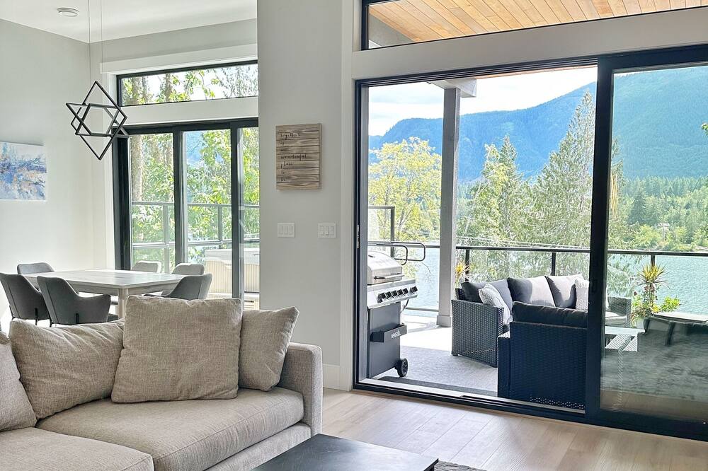 Photo of Livingroom in Youbou